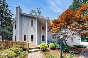 Exterior - Waterfront, dog-friendly home on 12+ acres with dock, hot tub & sunset views (Poland)