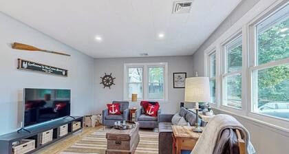 Charming Retreat House with Game room and Outdoor Firepit