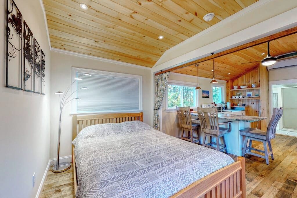WiFi (free), bed sheets