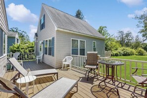 Outdoor dining - Charming cottage with outdoor space, full kitchen, & WiFi - near beach (Kennebunkport)