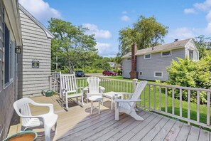 Terrace/patio - Charming cottage with outdoor space, full kitchen, & WiFi - near beach (Kennebunkport)