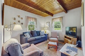 TV, DVD player, books - Charming cottage with outdoor space, full kitchen, & WiFi - near beach (Kennebunkport)