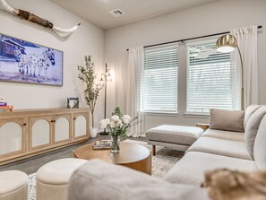 Smart TV - Luxury 4 bedroom house! Only 5 Min to BOK + Downtown Tulsa (Tulsa)
