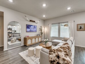 Smart TV - Luxury 4 bedroom house! Only 5 Min to BOK + Downtown Tulsa (Tulsa)