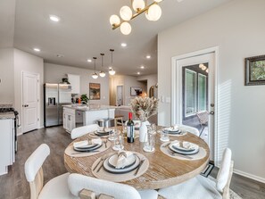 Dining - Luxury 4 bedroom house! Only 5 Min to BOK + Downtown Tulsa (Tulsa)