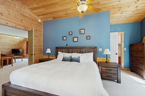 3 bedrooms, desk, WiFi (free), bed sheets