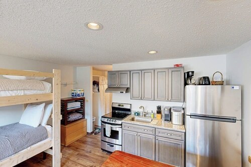 Cozy Studio with Slopeside Access, Pool, Sauna, and Mountain Views
