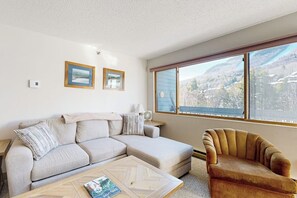 TV - Cozy Studio with Slopeside Access, Pool, Sauna, and Mountain Views (Newry)
