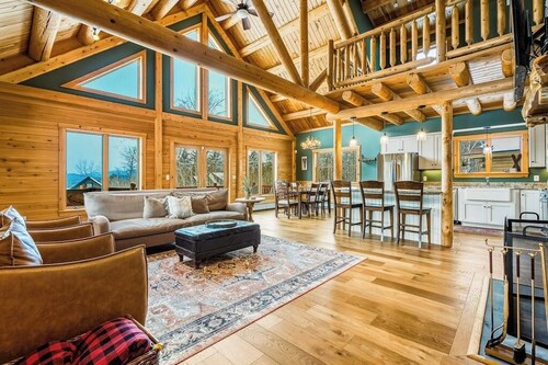 Cedar log home w/ large deck, game room,  views & skiing nearby