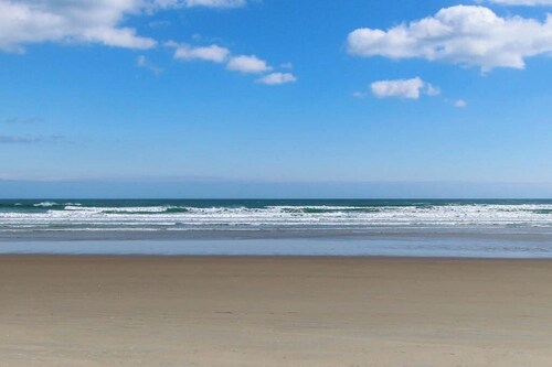 Spacious condo w/ shared pool and full kitchen Close to the beach