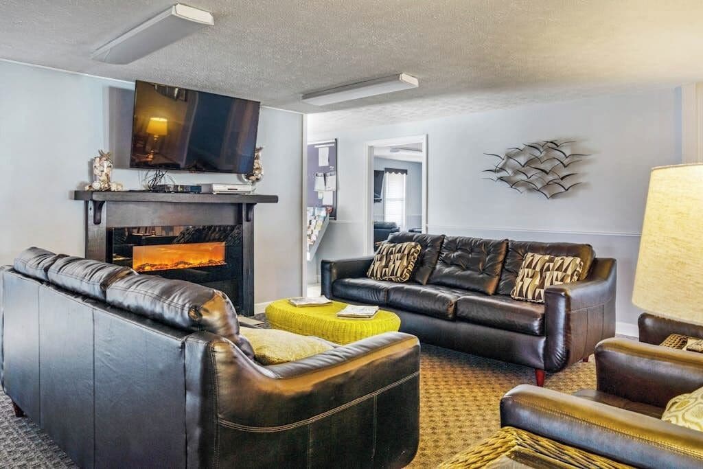 Condo W/ Balcony, Seasonal Pool And Pool Table And Walkable Location - Maine