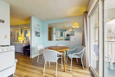 Condo w/ balcony, seasonal pool and pool table and walkable location