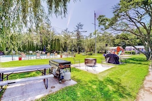 A backyard with a barbecue grill, picnic table, and a swimming pool. - Shorelands 44-2 | Condo in Kennebunk (Kennebunk)