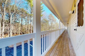 Property grounds - Studio with pool & billiards table - near downtown & beaches (Wells)