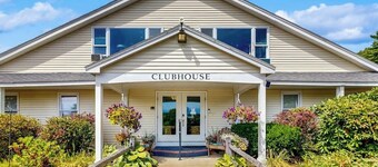 Studio with pool & billiards table - near downtown & beaches