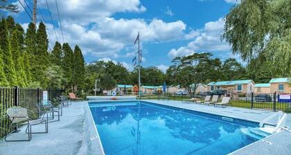 Charming, Dog-Friendly Cottage w/ Shared Pool - Walk to the Ocean