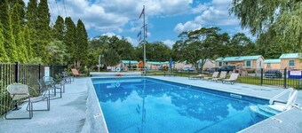 Charming, Dog-Friendly Cottage w/ Shared Pool - Walk to the Ocean