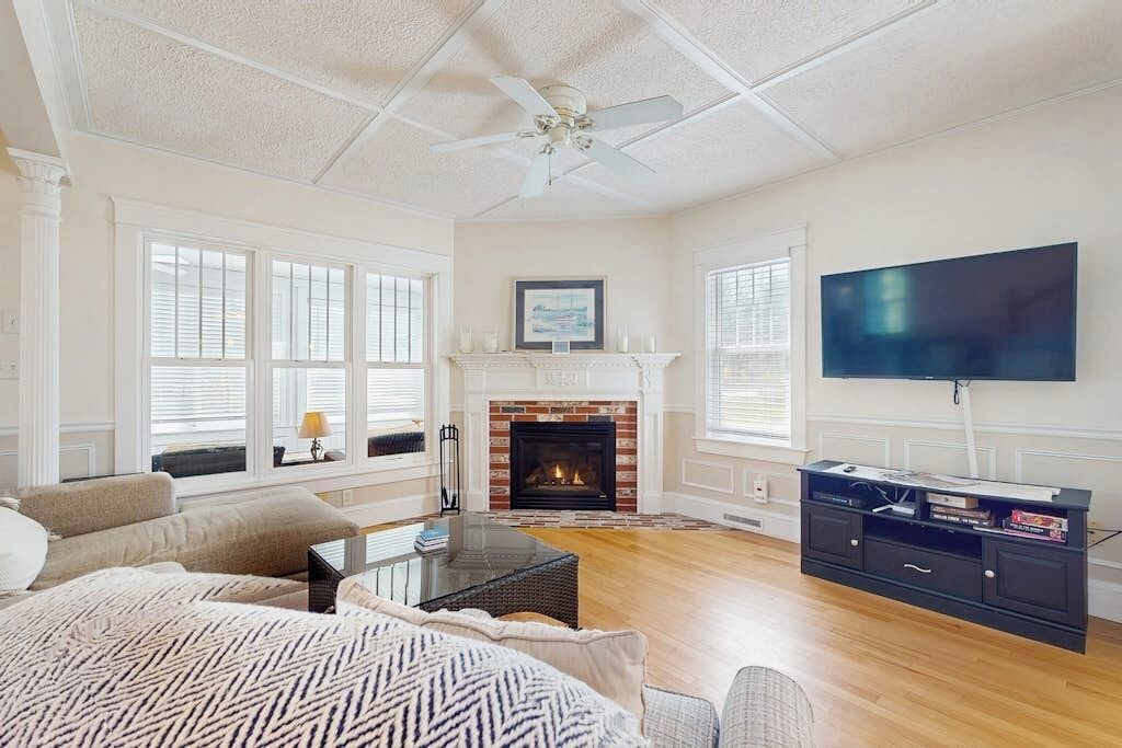 TV, fireplace