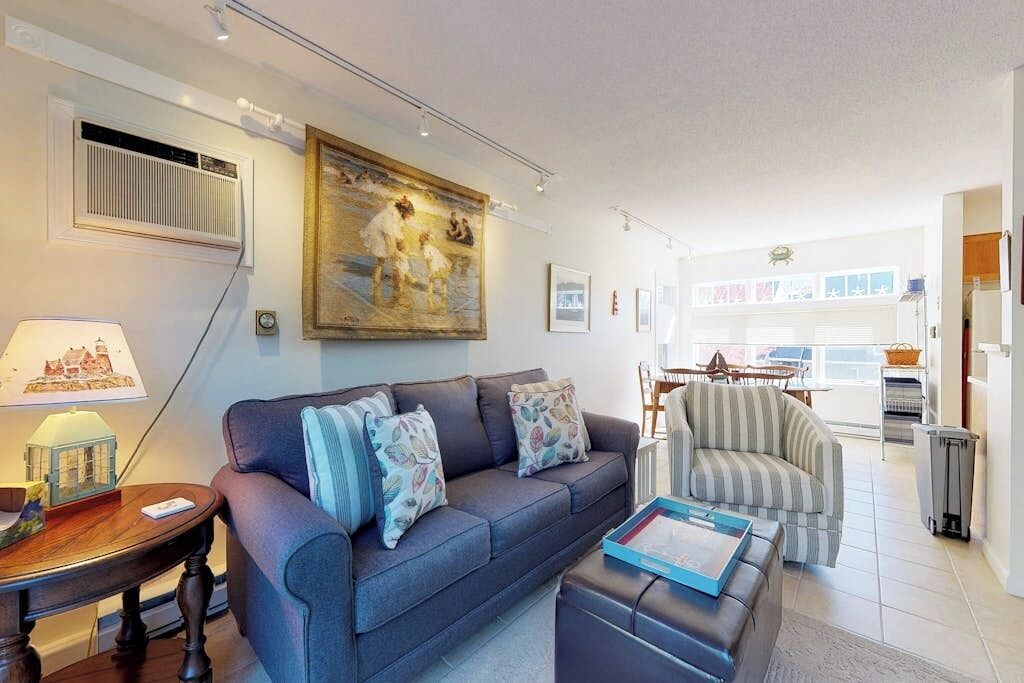 Cape Cod Style Condo With Grill, Pool, Sauna, & Gym - Near Beach - Scarborough, ME