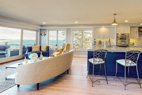 Stunning & luxurious ocean-view home with balcony & W/D
