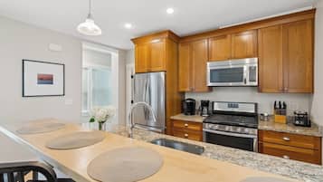 Coffee/tea maker, fridge, microwave, oven