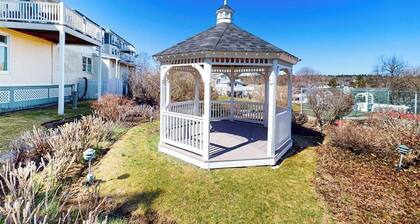 Second-floor condo with gorgeous ocean view - walk to town, beach & lighthouse