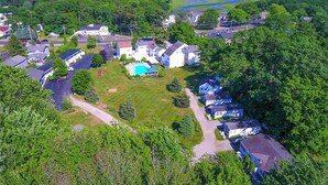 Un quartier résidentiel avec des maisons, une piscine et une vue sur l’océan.