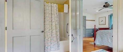 Escritorio, wifi gratis y ropa de cama