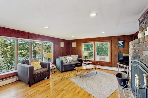 Lakefront home with seasonal dock & deck - close to trails & ocean beaches