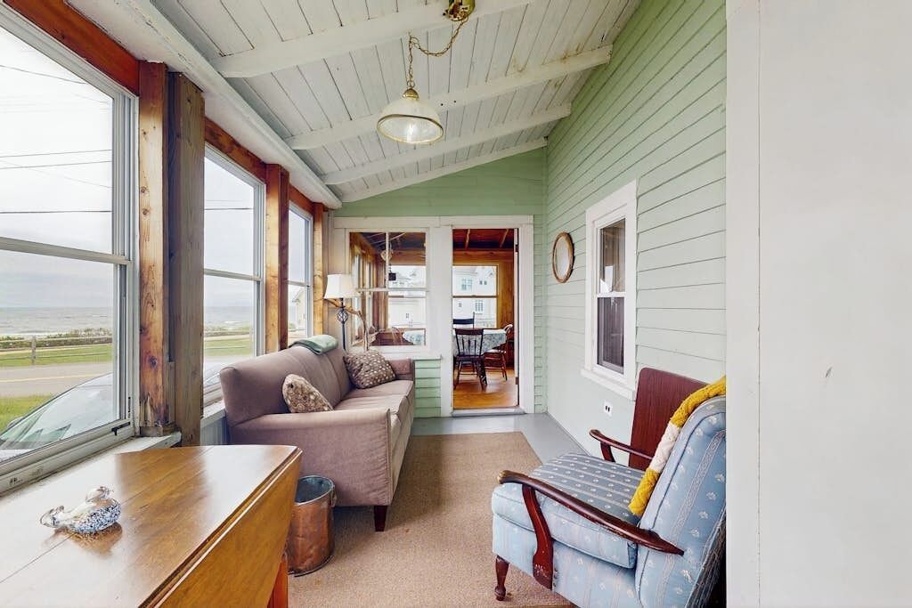 Charming Oceanfront Cottage W/enclosed Porches, Steps To The Water Dogs Ok - Ogunquit, ME