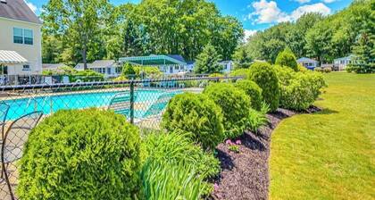 Charming condo with pool and deck space