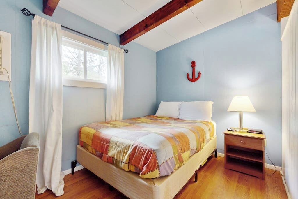 Iron/ironing board, internet, bed sheets