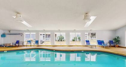 Studio with screened balcony, pool table, & seasonal pool - near beaches
