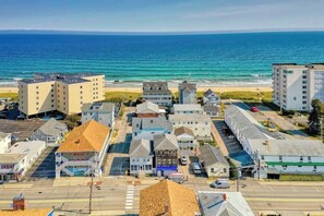 Eine Küstenstadt mit einem Motel, verschiedenen Gebäuden und einem Strand im Hintergrund.