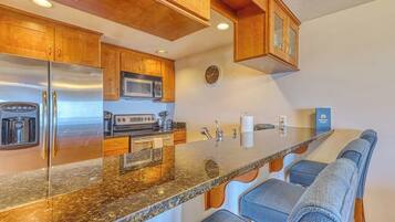 Coffee/tea maker, fridge, microwave, oven