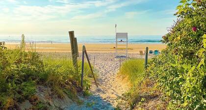 Convenient cottage near beach with shared pool, gas grill, W/D, WiFi & AC