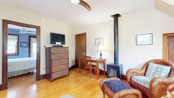 Iron/ironing board, free WiFi, bed sheets