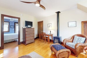 Iron/ironing board, free WiFi, bed sheets