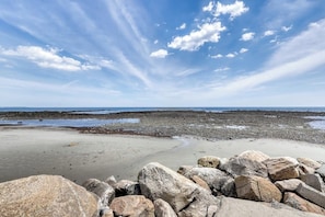 Ein felsiger Strand bei klarem Himmel.
