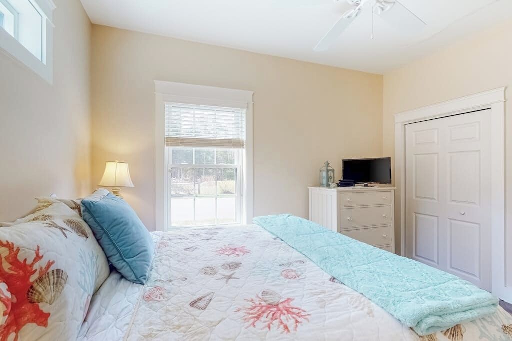 Desk, travel cot, free WiFi, bed sheets
