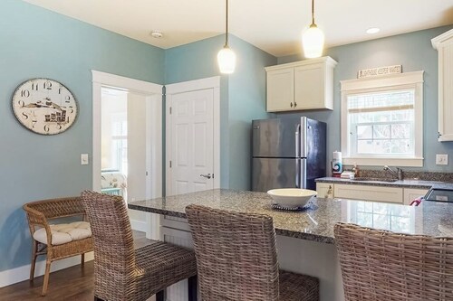 Adorable coastal escape near the beach with shared pool/hot tub & fast WiFi