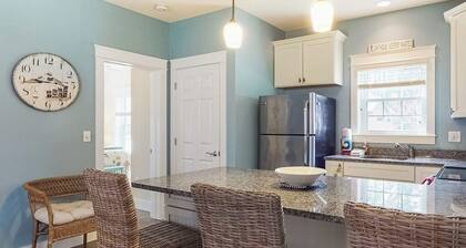 Adorable coastal escape near the beach with shared pool/hot tub & fast WiFi