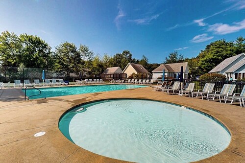 Beautiful Cottage at Summer Village with pool, hot tub, pickleball & game room