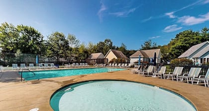 Beautiful Cottage at Summer Village with pool, hot tub, pickleball & game room