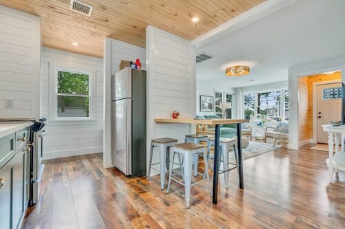 Updated Cozy Beach Cottage w/ Hot Tub:  4 min walk to the Beach