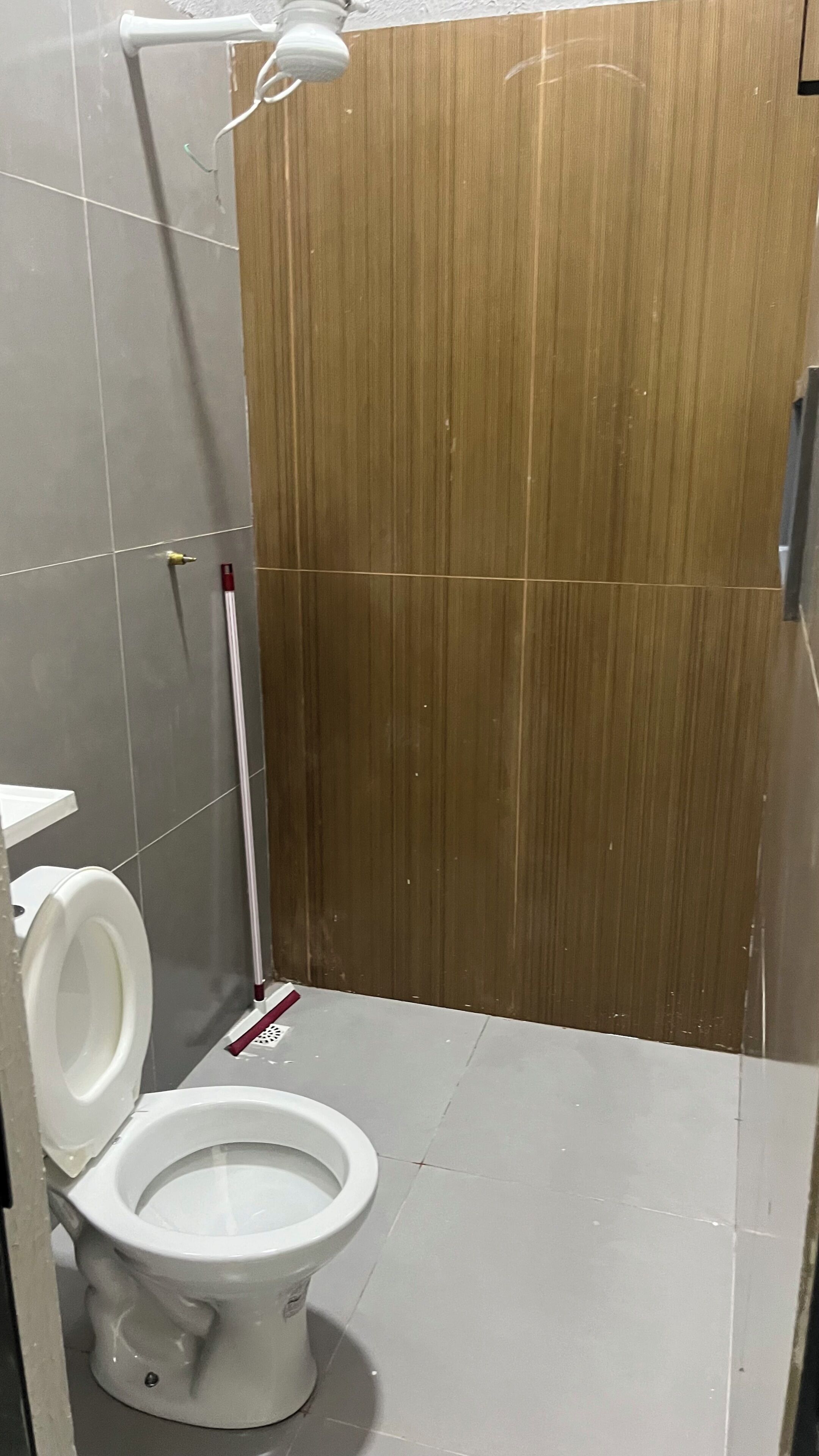 Comfort Double or Twin Room | Bathroom | Towels, soap, shampoo, toilet paper