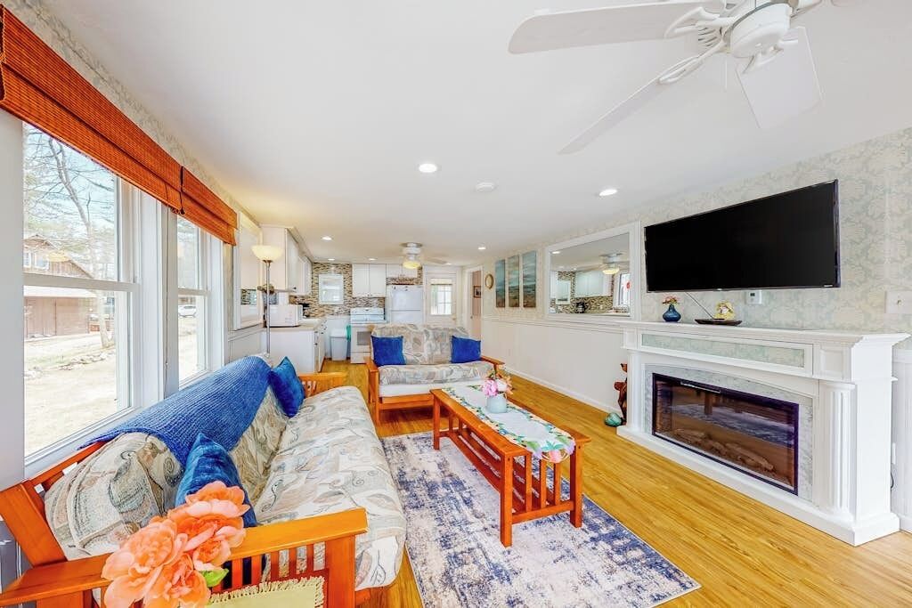 Lovely Lakefront Home With Deck, Fire-pit, Grill, Private Dock & Pet Friendly - Sanford, ME