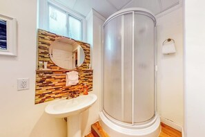 Douche, sèche-cheveux, serviettes fournies