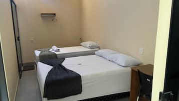 Phòng đôi hoặc 2 giường đơn dành cho gia đình | Bàn, truy cập Internet không dây miễn phí