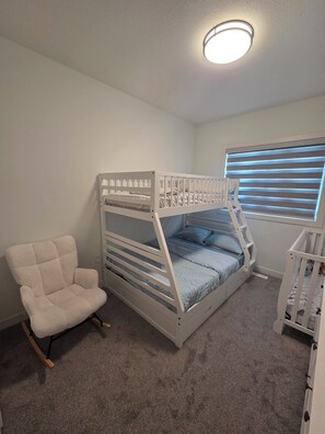 Iron/ironing board, Internet, bed sheets - Diamond Lux | Brand New 3BR + Bonus Room | Sleeps 8+ | 10mins from Stampede park (Calgary)
